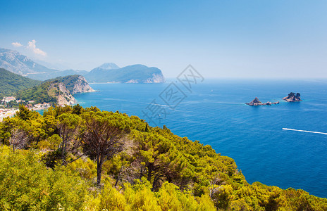 日落和美丽的风景在黑山海岸线上图片