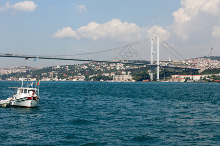 Istambul连接欧洲和亚洲的图片