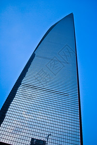 上海市中心的摩天大楼和蓝天图片