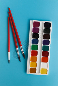 蓝色背景儿童水彩画笔和水彩画笔图片