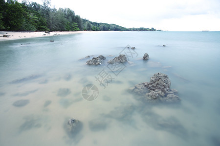 海和岩石的长时间曝光图片