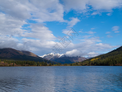 加拿大育空地区美丽的拉皮湖边的美景莱皮河岸上的远山和落图片