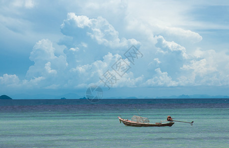 狂风大海白云蓝天空图片