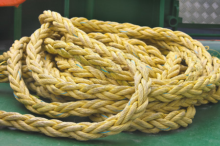 船甲板上的船用绳索图片