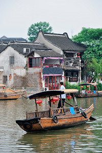 上海朱家角小镇有船历史建筑图片
