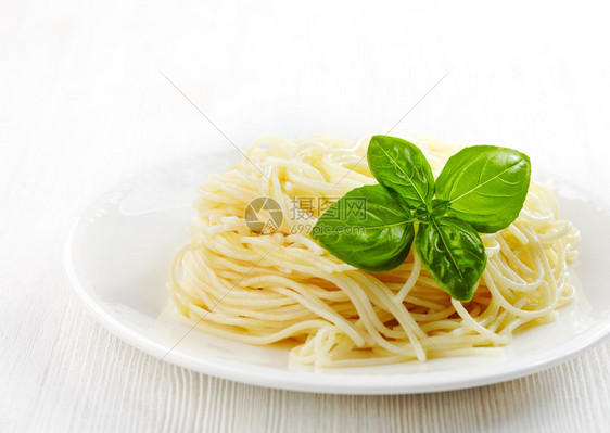 白盘上的意大利面粉图片