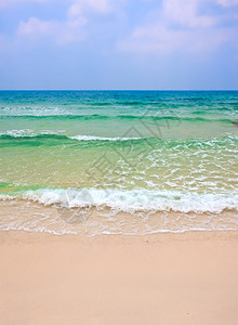 海浪在沙滩上与蓝天相映成趣图片