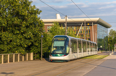 有轨电车在斯特拉斯堡的欧洲区图片
