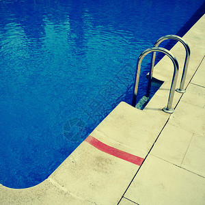 夏季室外游泳池的细节图片