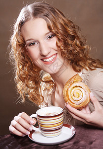 女人吃饼干喝咖啡可爱的年轻女子模特图片