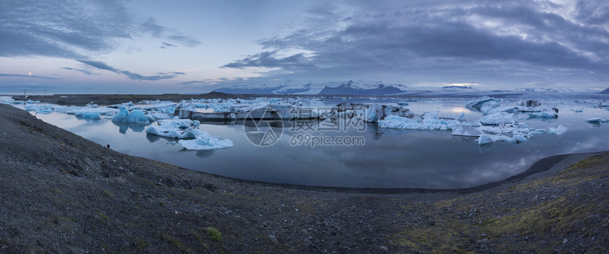 午夜阳光下冰岛Jokulsarlo图片