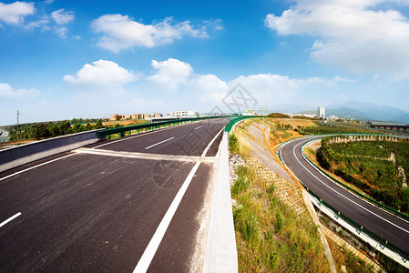 蓝天一望无际的公路图片