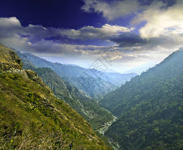 深峡谷和喜马拉雅山脉的景色图片