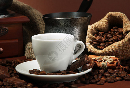 咖啡研磨机土耳其咖啡和棕色背景中的咖啡豆图片