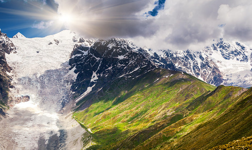 Chkhutnieri山口Tetnuldi冰川脚下的高山草甸上斯瓦涅季图片