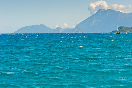 美丽的海景背中山图片