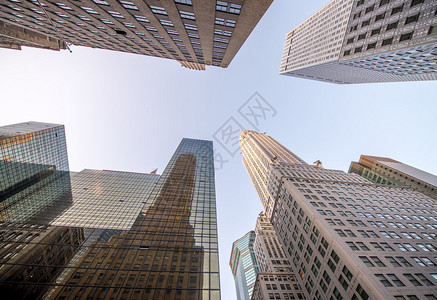 纽约现代高楼的宽角街景图片