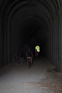 骑自行车的年轻夫妇在黑图片