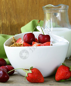 草莓和樱桃谷物麦片图片