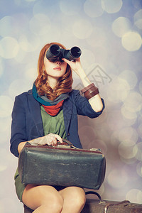 红发女孩双筒望远镜坐图片