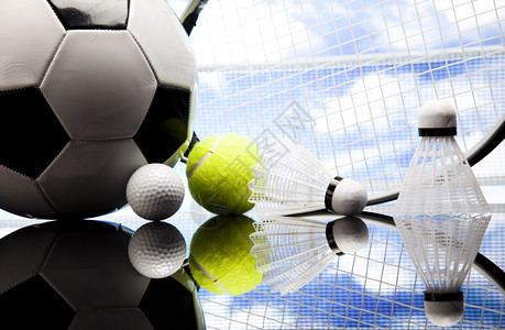 老友相逢！赛后C罗与本泽马拥抱致意，两人曾并肩作战342场