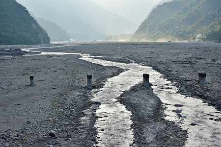 山间干涸的河流或湖泊图片