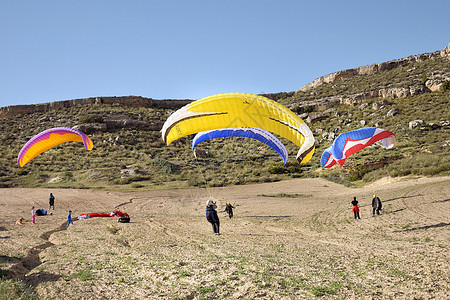 滑翔伞飞行员飞行前在图片