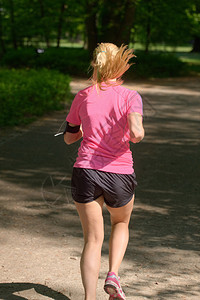 公园里的女慢跑者图片
