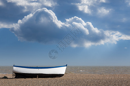 香波堡在英格兰东海岸AldeburghSufffolk北海边小石头海滩上的背景