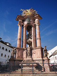 斯洛伐克班斯卡什季亚夫尼察镇圣三一广场上的圣母玛利亚柱和圣三一地标的特写视图BanskaStiavnica是联合国教科文组织遗产图片