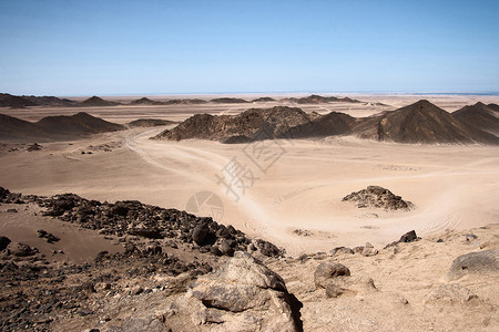 山间非洲沙漠中的道路图片