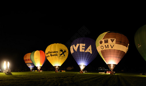 夜晚美丽的多彩气球在图片