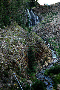一个小瀑布从美国黄石公园黄石图片