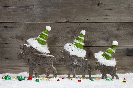 三只麋鹿戴着绿色的圣诞帽图片