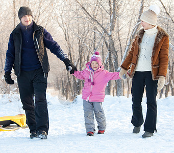 家庭在冬季公园散步图片
