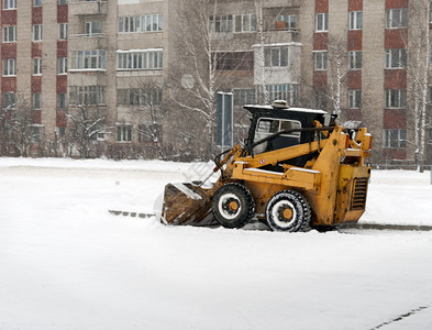 市政工作人员在市政工作期间卸雪的机器图片