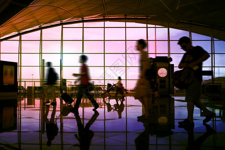 香港机场步行的旅客图片