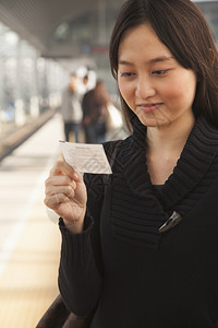 在铁路平台火车票上寻找年轻女图片
