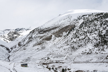 带小屋的雪山图片