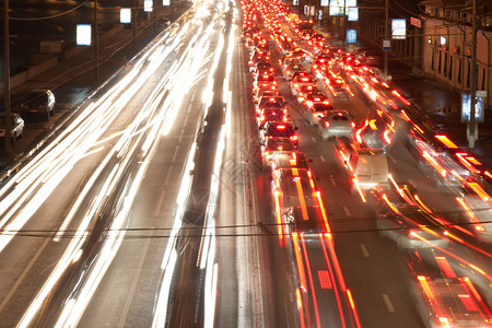 夜间道路有交通路线图片