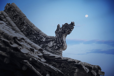 山西省黄昏塔顶雕刻特写图片