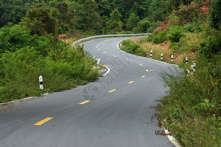 通往山的空弯曲的道路图片