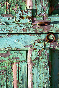 在绿色的闭木门中黄褐色的敲钟图片