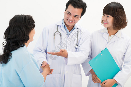 一位年轻医生用白色背景向护士介绍一名病人的画图片