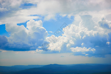 蓝天与山上的云图片