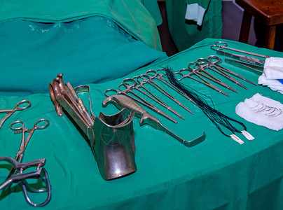 伤口消毒外科和老手术工具背景
