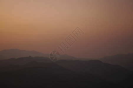 山顶夕阳黄昏图片