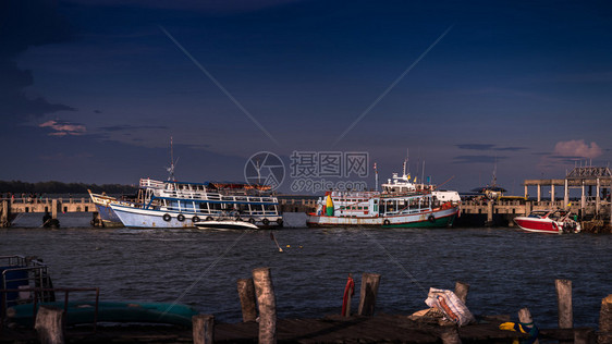 在泰国湾的渔船晚上时间图片