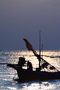 海上和天空的日落与漂浮在海面和图片