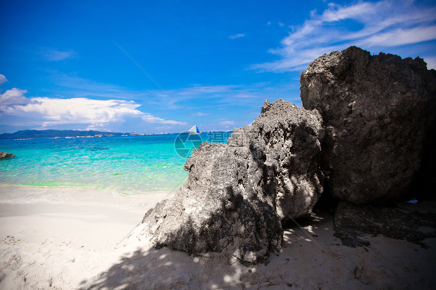 天堂岛上有绿松石水的大光滑石头图片